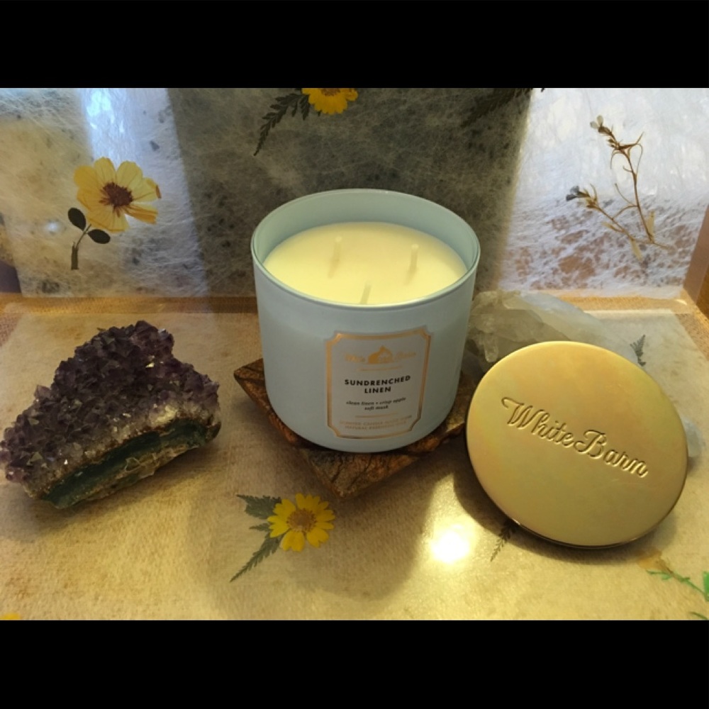 SUNDRENCHED LINEN Scented Candle.  With natural essentials oils